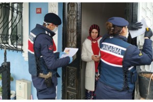 Jandarma kapı kapı dolaşıp yardımları dağıttı