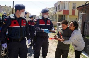 Jandarma, otizmli Serhat'ın bayramını pasta ile kutladı