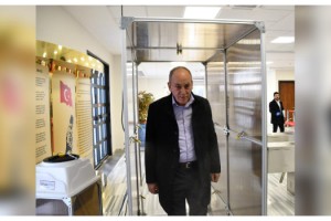 Kamu binalarına dezenfektan tünelleri kuruldu