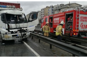 Kamyon içinde sıkışan sürücüyü itfaiye kurtardı