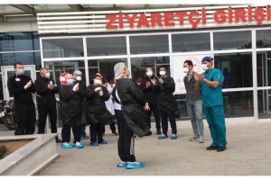 Kırklareli'nin ilk koronavirüs hastası alkışlarla taburcu edildi