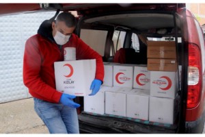 Kızılay, kapı kapı gezip yemek dağıtıyor