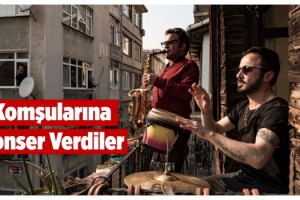 Komşuları için balkonda konser verdiler