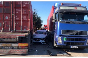 Kontrolden çıkan otomobil 2 TIR'ın arasına sıkıştı: 2 yaralı