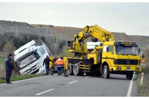 Kontrolden çıkan tanker yan yattı