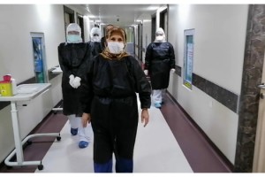 Koronavirüsü yenen 82 yaşındaki Cevriye nine alkışlarla taburcu edildi