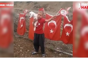 Kucağında kuzusu elinde bayrağıyla fenomen oldu