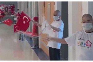 Lösemili çocuklar hastane koridorunda 23 Nisan'ı kutladı