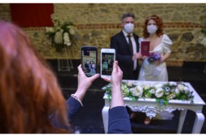 Nikahlarını sosyal medyadan canlı yayınladılar
