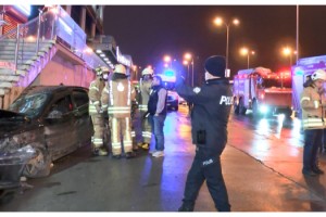 Otomobil AVM merdivenlerinin altına girdi, 2'si ağır 3 yaralı