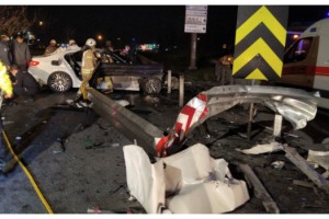 Otomobil bariyerlere çarptı: 2'si ağır, 3 yaralı