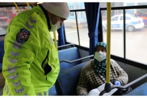 Polis, durdurdukları araçlardakilere neden dışarı çıktıklarını sordu