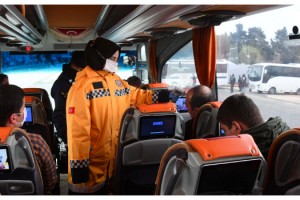 Polis ile jandarmadan izin belgesi kontrolü ve maske uyarısı