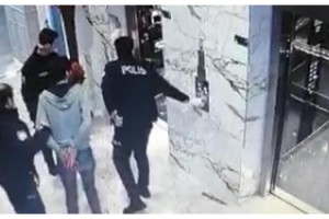 Polisi görünce arkadaşını öldürdüğü bıçakla intihar etti