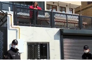 Polislerin gününü evinin balkonundan kutladı