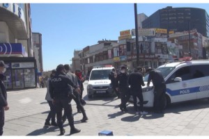 Polisten maskesiz gezenlere ceza