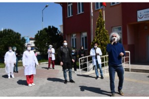 Sağlık ocağı çalışanlarına moral konseri