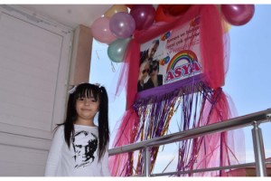 Sağlıkçı çiftten bir aydır görmedikleri kızlarına pankartlı sürpriz