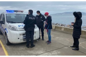 Sahilde yürüyüş yapan 3 kişiye biner lira ceza