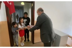 Şehit kızına evinde 23 Nisan kutlaması