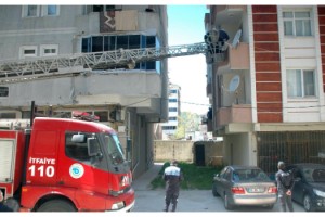 Sokağa çıkma yasağında evde unutulan köpeği itfaiye kurtardı