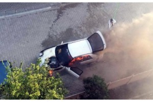 Sürücüsünün çalıştırmasıyla alev alan otomobil yandı