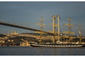Tarihi gemi İstanbul Boğazı'ndan geçti