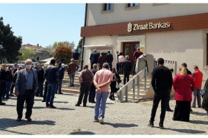 Tekirdağ'da banka ve PTT önlerinde yoğunluk