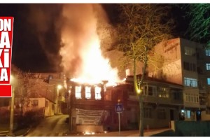 Tekirdağ'da, tarihi ahşap bina çıkan yangında kül oldu