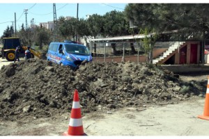 Tekirdağ'dan İstanbul'a giden ara yollar, toprak yığınlarıyla kapatılıyor