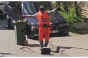 Temizlik görevlisi mahalleliye dans ile eşlik edince renkli görüntüler ortaya çıktı