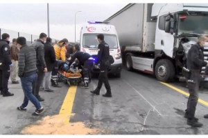 TIR polis aracına çarptı: Yaralılar var!