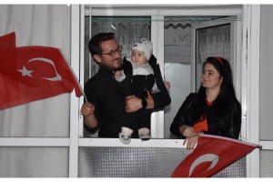 Trakya, İstiklal Marşı’nı bayraklarla donattıkları balkonlardan okudu