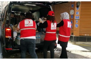 Türk Kızılayı Ramazan pidesi ve su dağıttı