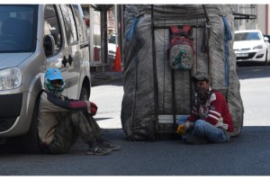 Yasağa rağmen sokakta 'çek çek' ile atık topladılar