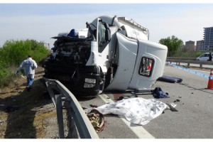Yol kenarında bekleyen TIR sürücüsü, başka bir TIR'ın çarpmasıyla öldü