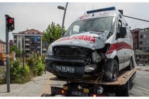 Ambulans kaza yaptı: 3 sağlık çalışanı yaralı