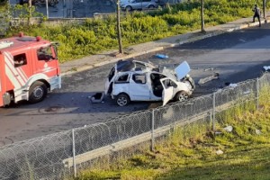 Bariyerleri aşan araç yan yola uçtu: 1 ölü, 1 yaralı