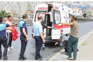 Beylikdüzü'nde kaza yapan gençleri öfkeli babadan zabıta ekipleri kurtardı