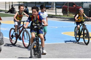 Çocuklar parklara akın etti, uçurtma uçurdu