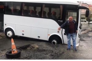 Çorlu'da sağanak; yol çöktü, midibüs çukura düştü