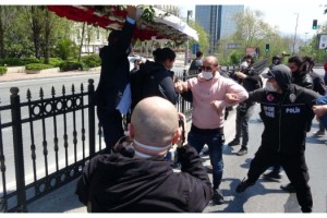 DİSK çelenginin Taksim'e götürülmesi sırasında arbede