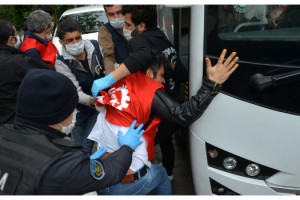 DİSK önünden Taksim'e yürümek isteyen gruba gözaltı