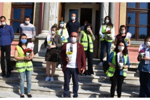 Edirne Belediyesi 200 engelli çocuk annesine çiçek dağıttı