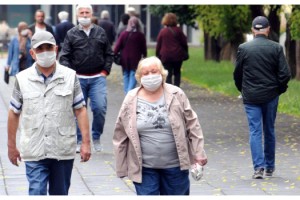 Edirne'de 65 yaş üstü vatandaşlar yağmura rağmen dışarı çıkıp yürüyüş yaptı