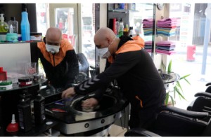 Edirne'de berber ve kuaförlerin açılış hazırlığı