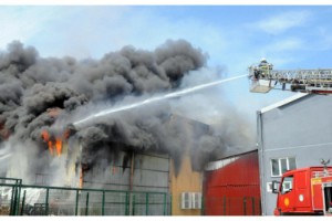 Edirne'de, yapı market deposunda yangın