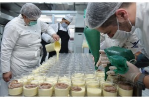 Evlerinden çıkamayan vatandaşlara bayram tatlısı yapıldı