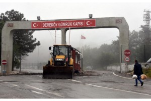 Giriş ve çıkışlara açılan Dereköy Sınır Kapısı'nda düzenleme