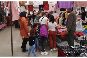 Halk pazarında çocukların ne işi var?